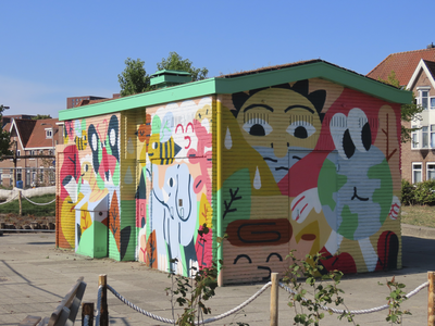 902537 Afbeelding van een vrolijk beschilderd materiaalhuisje bij de kinderspeelplaats op het Maasplein te Utrecht.